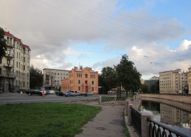 Здание трамвайной подстанции на набережной Реки Карповки - Вид на здание с набережной р. Карповки