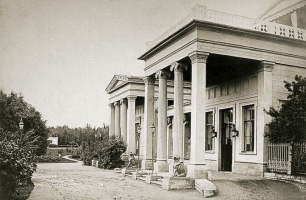 Вид от дворца через луг (на заднем плане - церковь Св. Екатерины) 1867 (фото выложено Еленой Тупикиной - http://vk.com/photo-10791950_272154316)