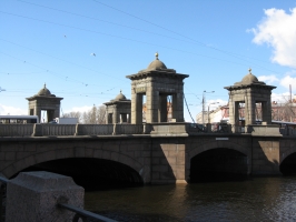 Изгиб моста и вид на его знаменитые башни, изначально вмещавшие разводной механизм.