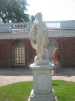 Морская терасса у дворца Монплезир - Скульптура Венеры на Морской терассе возле западной галереи дворца