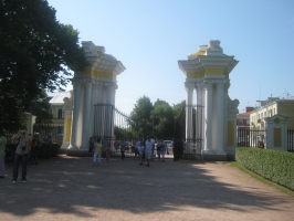 Верхний сад - Главные ворота Верхнего Сада со стороны Санкт-Петербургского проспекта